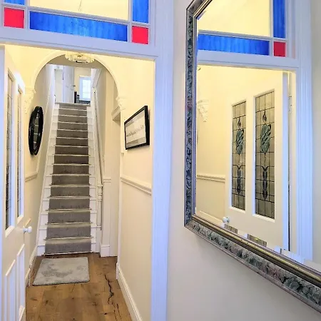 No 16 With Free Parking Йорк