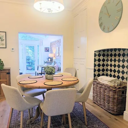 No 16 With Free Parking *